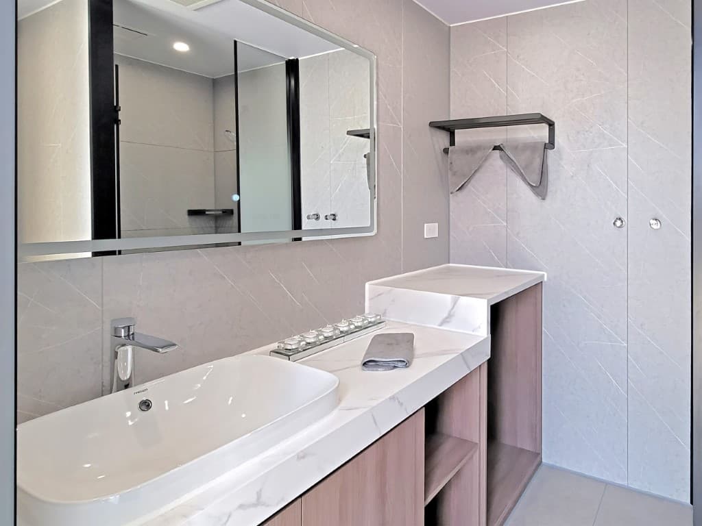 Apple Cabin bathroom
